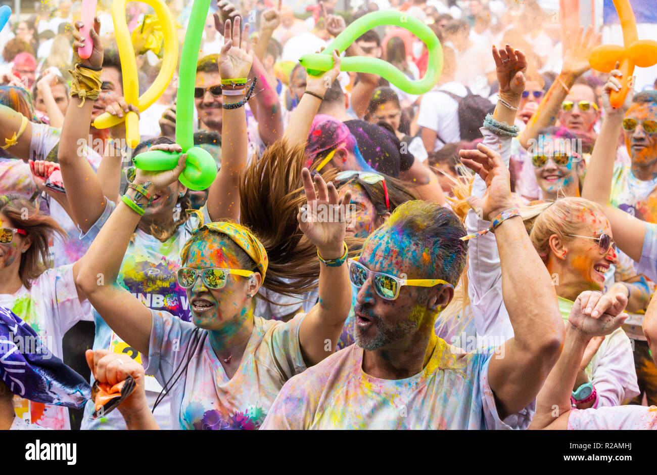 Las Palmas, Gran Canaria, Îles Canaries, Espagne. 18 novembre 2018. Beaucoup de couleur au Rainbow fun run Zumba réchauffer à Las Palmas, la capitale de Gran Canaria. Le fun run est de l'aide d'enfants luttant contre le cancer. Credit : ALAN DAWSON/Alamy Live News Banque D'Images Las Palmas, Gran Canaria, Îles Canaries, Espagne. 18 novembre 2018. Beaucoup de couleur au Rainbow fun run Zumba réchauffer à Las Palmas, la capitale de Gran Canaria. Le fun run est de l'aide d'enfants luttant contre le cancer. Credit : ALAN DAWSON/Alamy Live News Banque D'Images