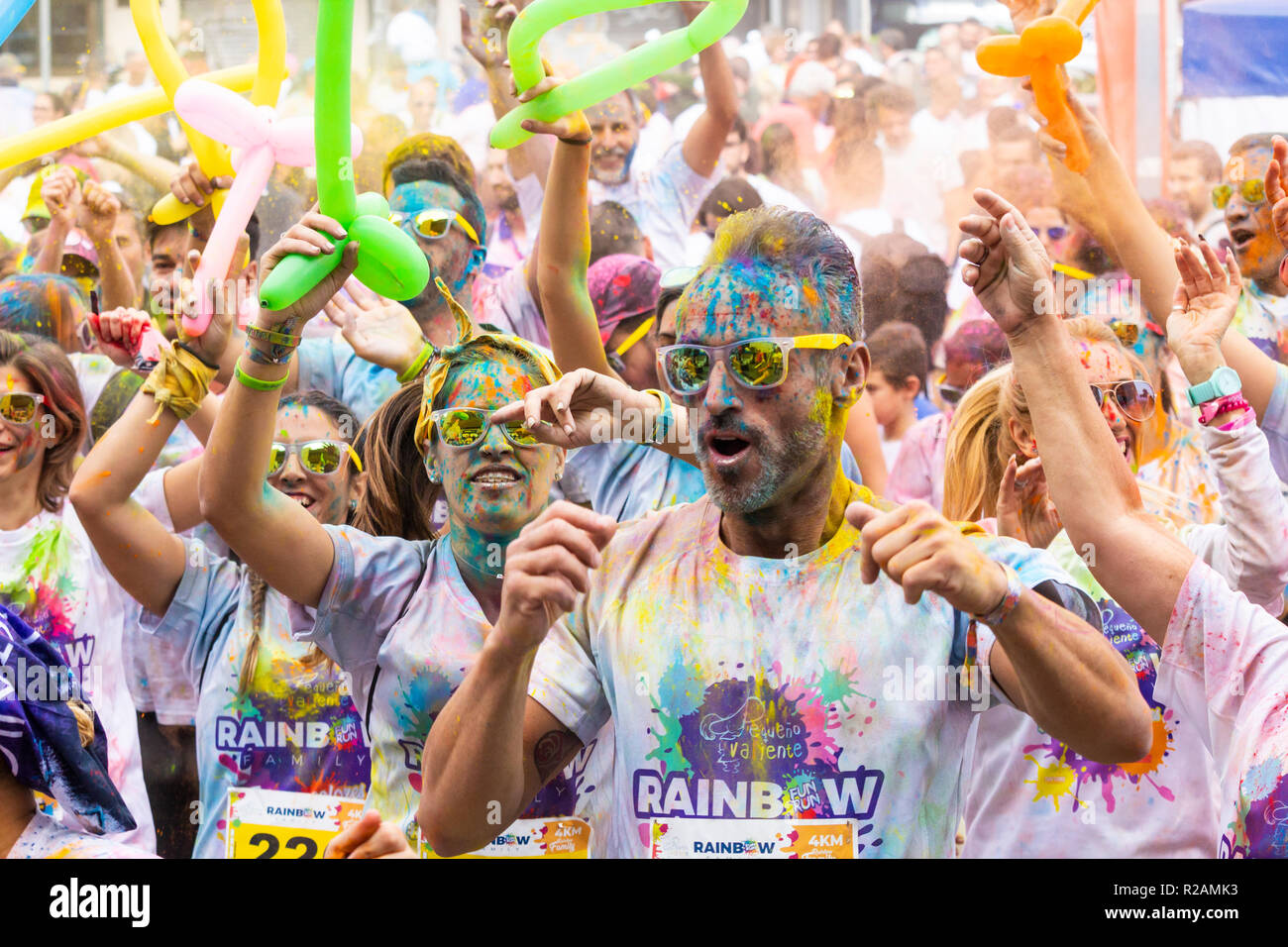 Las Palmas, Gran Canaria, Îles Canaries, Espagne. 18 novembre 2018. Beaucoup de couleur au Rainbow fun run Zumba réchauffer à Las Palmas, la capitale de Gran Canaria. Le fun run est de l'aide d'enfants luttant contre le cancer. Credit : ALAN DAWSON/Alamy Live News Banque D'Images Las Palmas, Gran Canaria, Îles Canaries, Espagne. 18 novembre 2018. Beaucoup de couleur au Rainbow fun run Zumba réchauffer à Las Palmas, la capitale de Gran Canaria. Le fun run est de l'aide d'enfants luttant contre le cancer. Credit : ALAN DAWSON/Alamy Live News Banque D'Images