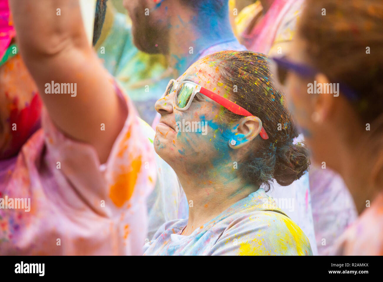 Las Palmas, Gran Canaria, Îles Canaries, Espagne. 18 novembre 2018. Beaucoup de couleur au Rainbow fun run Zumba réchauffer à Las Palmas, la capitale de Gran Canaria. Le fun run est de l'aide d'enfants luttant contre le cancer. Credit : ALAN DAWSON/Alamy Live News Banque D'Images Las Palmas, Gran Canaria, Îles Canaries, Espagne. 18 novembre 2018. Beaucoup de couleur au Rainbow fun run Zumba réchauffer à Las Palmas, la capitale de Gran Canaria. Le fun run est de l'aide d'enfants luttant contre le cancer. Credit : ALAN DAWSON/Alamy Live News Banque D'Images