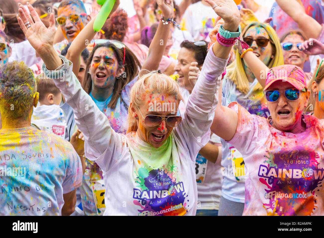 Las Palmas, Gran Canaria, Îles Canaries, Espagne. 18 novembre 2018. Beaucoup de couleur au Rainbow fun run Zumba réchauffer à Las Palmas, la capitale de Gran Canaria. Le fun run est de l'aide d'enfants luttant contre le cancer. Credit : ALAN DAWSON/Alamy Live News Banque D'Images Las Palmas, Gran Canaria, Îles Canaries, Espagne. 18 novembre 2018. Beaucoup de couleur au Rainbow fun run Zumba réchauffer à Las Palmas, la capitale de Gran Canaria. Le fun run est de l'aide d'enfants luttant contre le cancer. Credit : ALAN DAWSON/Alamy Live News Banque D'Images