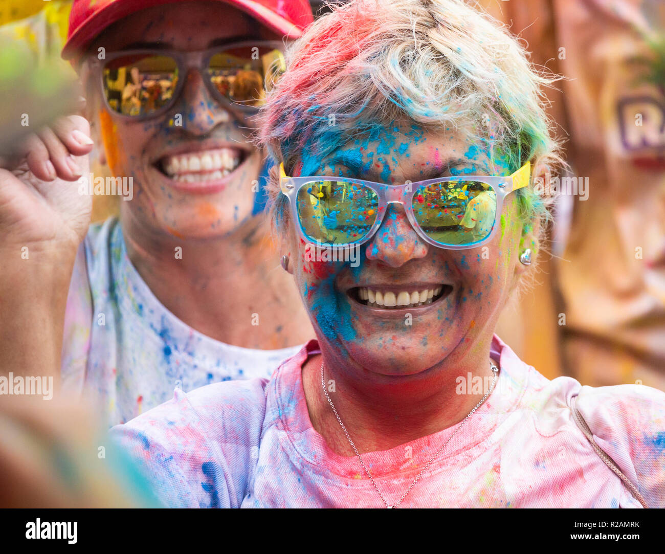 Las Palmas, Gran Canaria, Îles Canaries, Espagne. 18 novembre 2018. Beaucoup de couleur au Rainbow fun run Zumba réchauffer à Las Palmas, la capitale de Gran Canaria. Le fun run est de l'aide d'enfants luttant contre le cancer. Credit : ALAN DAWSON/Alamy Live News Banque D'Images Las Palmas, Gran Canaria, Îles Canaries, Espagne. 18 novembre 2018. Beaucoup de couleur au Rainbow fun run Zumba réchauffer à Las Palmas, la capitale de Gran Canaria. Le fun run est de l'aide d'enfants luttant contre le cancer. Credit : ALAN DAWSON/Alamy Live News Banque D'Images