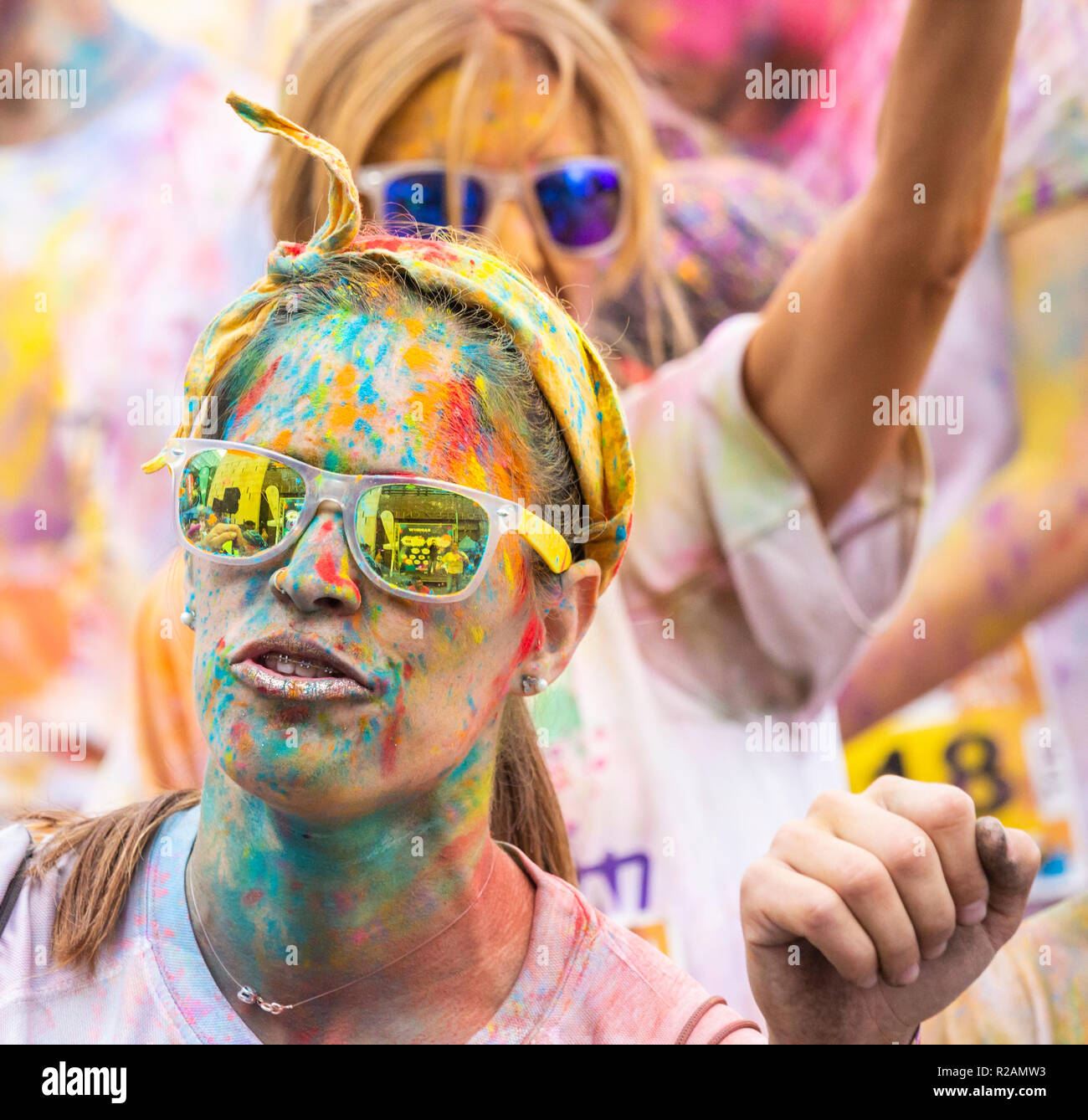 Las Palmas, Gran Canaria, Îles Canaries, Espagne. 18 novembre 2018. Beaucoup de couleur au Rainbow fun run Zumba réchauffer à Las Palmas, la capitale de Gran Canaria. Le fun run est de l'aide d'enfants luttant contre le cancer. Credit : ALAN DAWSON/Alamy Live News Banque D'Images Las Palmas, Gran Canaria, Îles Canaries, Espagne. 18 novembre 2018. Beaucoup de couleur au Rainbow fun run Zumba réchauffer à Las Palmas, la capitale de Gran Canaria. Le fun run est de l'aide d'enfants luttant contre le cancer. Credit : ALAN DAWSON/Alamy Live News Banque D'Images