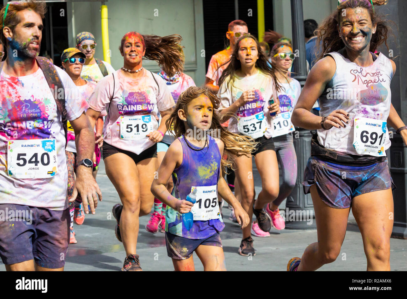 Las Palmas, Gran Canaria, Îles Canaries, Espagne. 18 novembre 2018. Beaucoup de couleurs à la course Arc-en-ciel à Las Palmas, la capitale de Gran Canaria. Le fun run est de l'aide d'enfants luttant contre le cancer. Credit : ALAN DAWSON/Alamy Live News Banque D'Images Las Palmas, Gran Canaria, Îles Canaries, Espagne. 18 novembre 2018. Beaucoup de couleurs à la course Arc-en-ciel à Las Palmas, la capitale de Gran Canaria. Le fun run est de l'aide d'enfants luttant contre le cancer. Credit : ALAN DAWSON/Alamy Live News Banque D'Images