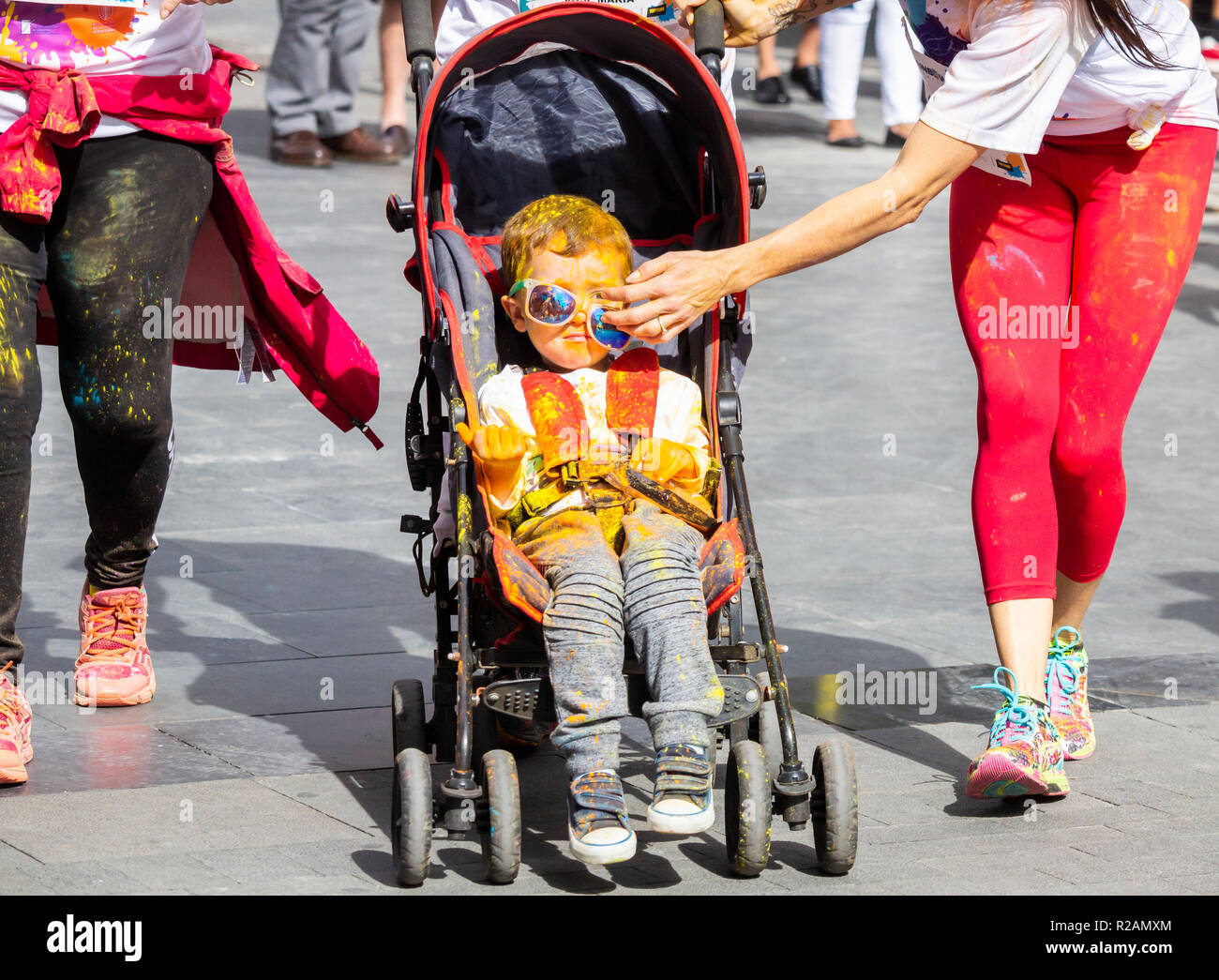 Las Palmas, Gran Canaria, Îles Canaries, Espagne. 18 novembre 2018. Beaucoup de couleurs à la course Arc-en-ciel à Las Palmas, la capitale de Gran Canaria. Le fun run est de l'aide d'enfants luttant contre le cancer. Credit : ALAN DAWSON/Alamy Live News Banque D'Images