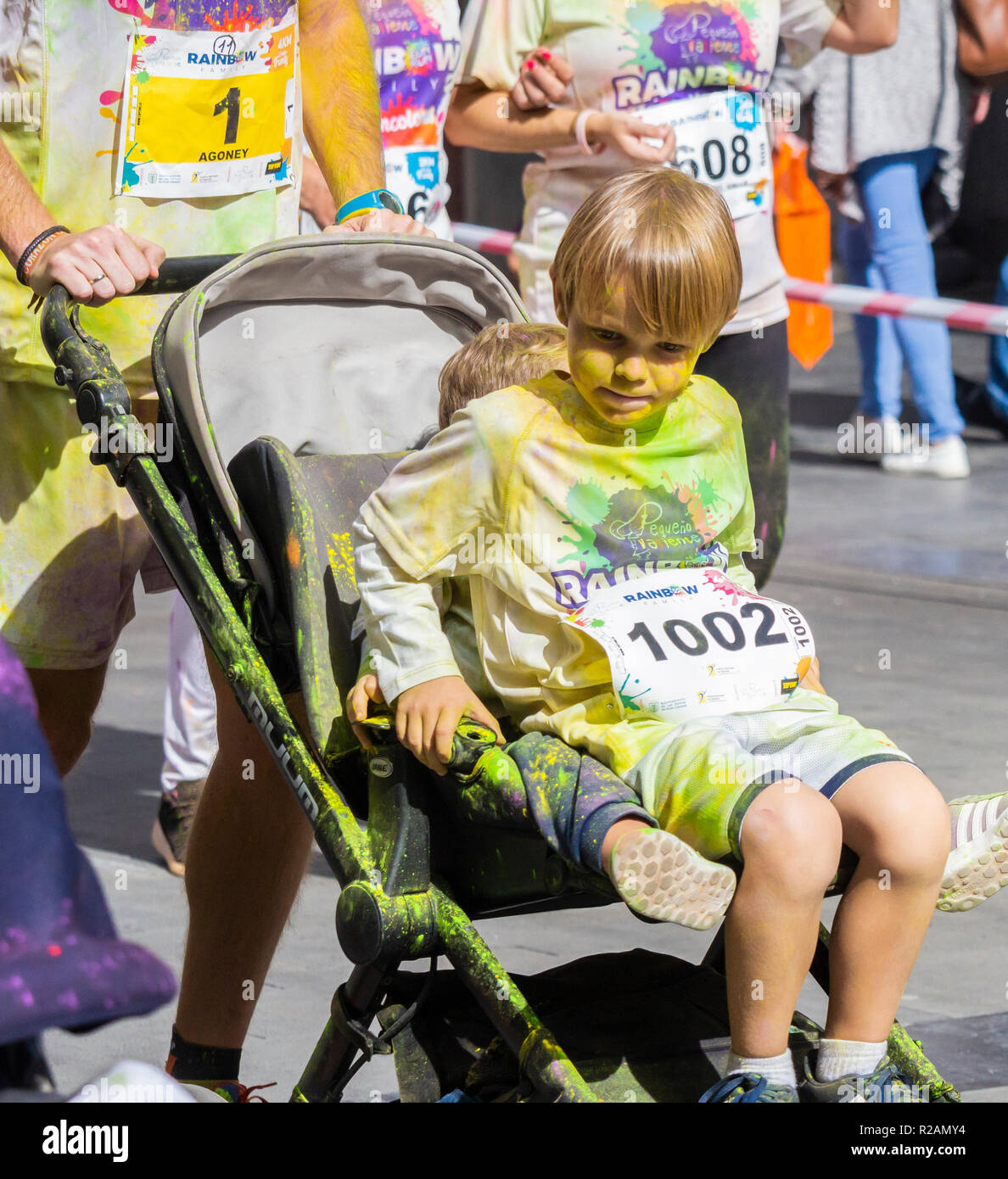 Las Palmas, Gran Canaria, Îles Canaries, Espagne. 18 novembre 2018. Beaucoup de couleurs à la course Arc-en-ciel à Las Palmas, la capitale de Gran Canaria. Le fun run est de l'aide d'enfants luttant contre le cancer. Credit : ALAN DAWSON/Alamy Live News Banque D'Images