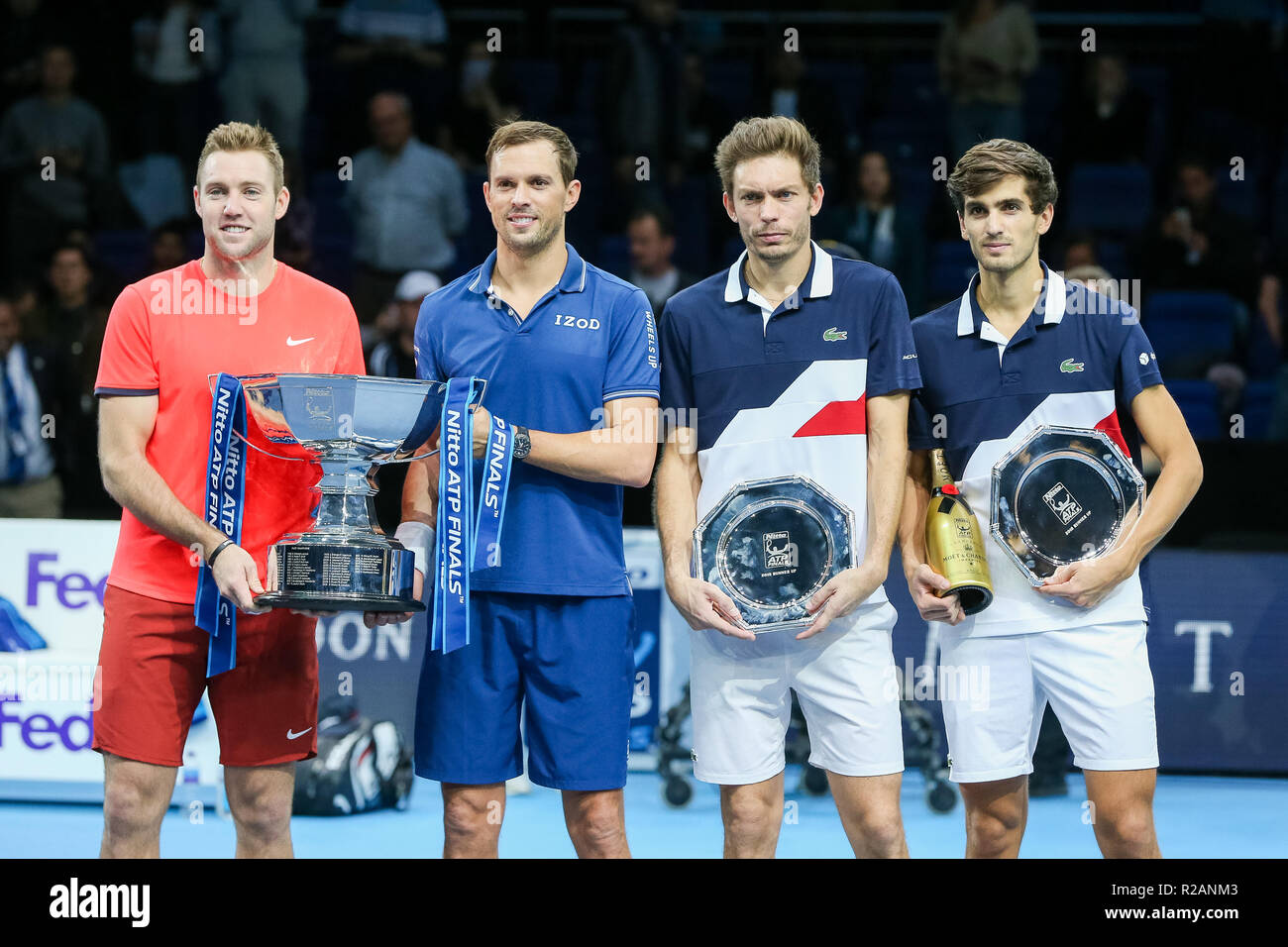 Londres, Royaume-Uni. 18 novembre 2018. (L-R) Jack Sock et Mike Bryan des Etats-Unis, Nicolas Mahut et Pierre-Hugues Herbert de France posent de trophées après le match final du double de l'ATP 2018 Nitto finales à l'O2 Arena de Londres, Angleterre le 18 novembre 2018. Credit : AFLO/Alamy Live News Banque D'Images