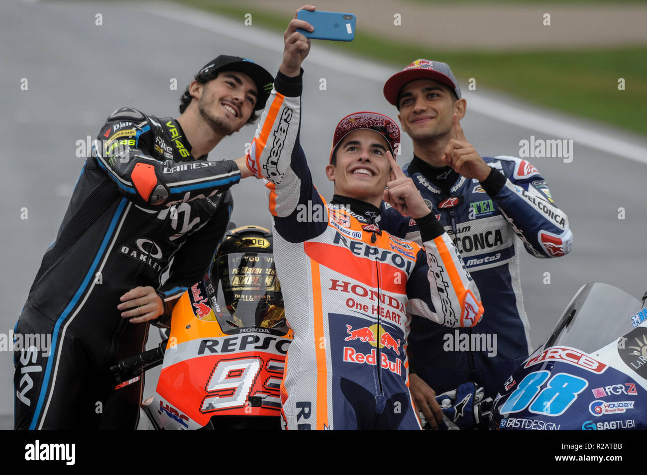 Le circuit de Valencia, Valencia, Espagne. 18 Nov, 2018. MotoGP de Valence, la journée de la course ; FIM 2018 Champions du monde, de gauche moto 2 champion du monde Francesco Bagnaia, champion du monde MotoGP, Marc Márquez et moto 3 champion du monde Jorge Martin Credit : Action Plus Sport/Alamy Live News Banque D'Images