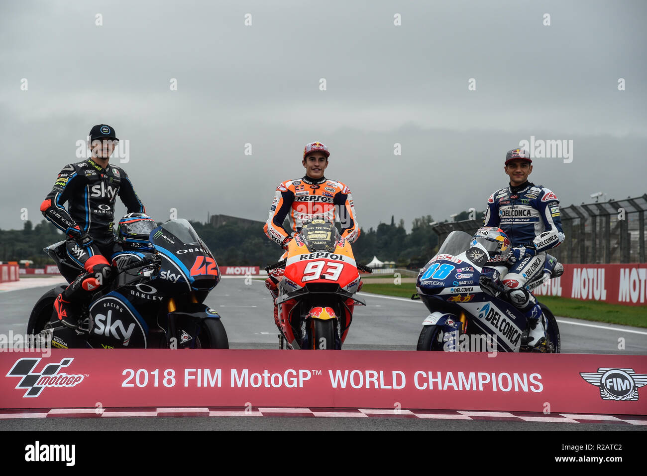 Le circuit de Valencia, Valencia, Espagne. 18 Nov, 2018. MotoGP de Valence,  la journée de la course ; 2018 Champions du monde, à partir de la gauche :  le champion du monde