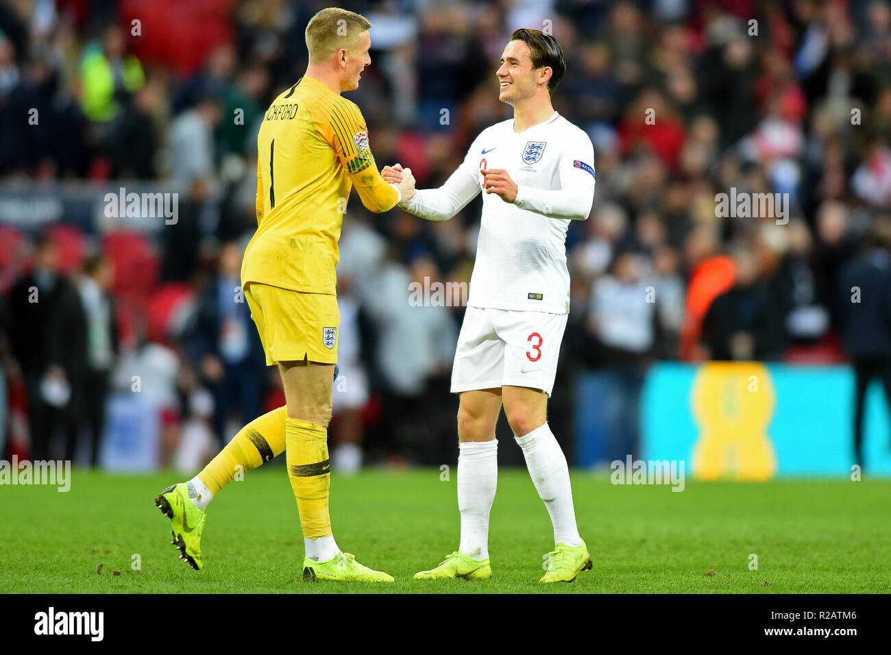 Londres, Royaume-Uni. 18 novembre 2018. Angleterre attaquant Jordan Pickford (1) (à gauche) célèbre la victoire 2-1 avec l'Angleterre defender Ben Chilwell (3) (à droite) au cours de l'UEFA Ligue Nations match entre l'Angleterre et la Croatie au stade de Wembley, Londres, le dimanche 18 novembre 2018. (©MI News & Sport Ltd | Alamy Live News) Banque D'Images