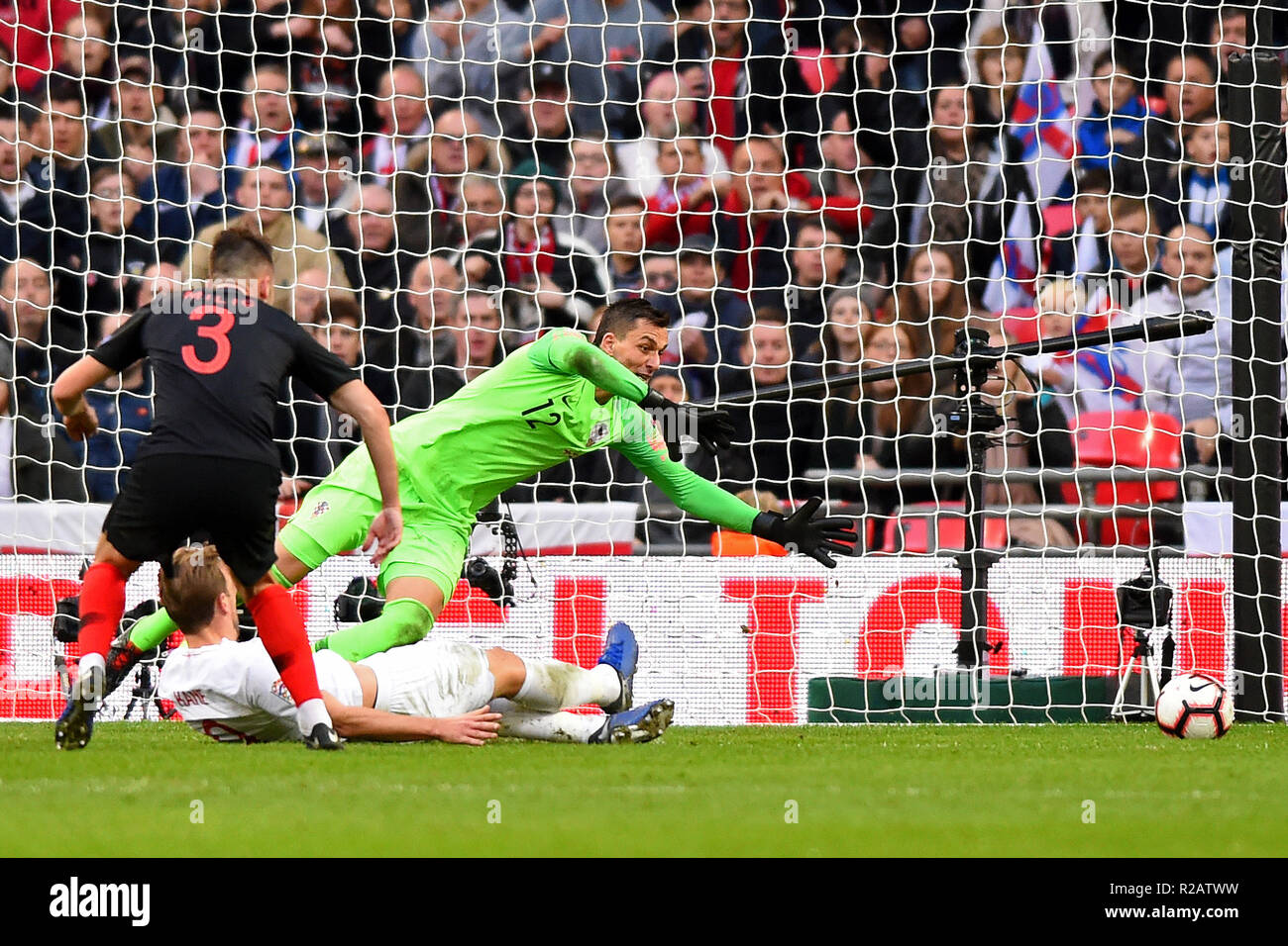 Londres, Royaume-Uni. 18 novembre 2018. L'Angleterre l'avant Harry Kane (9) obtient un score d'orteil le gagnant passé Croatie gardien Lovre Kalinic (12) lors de la Ligue des Nations Unies l'UEFA match entre l'Angleterre et la Croatie au stade de Wembley, Londres, le dimanche 18 novembre 2018. (©MI News & Sport Ltd | Alamy Live News) Banque D'Images