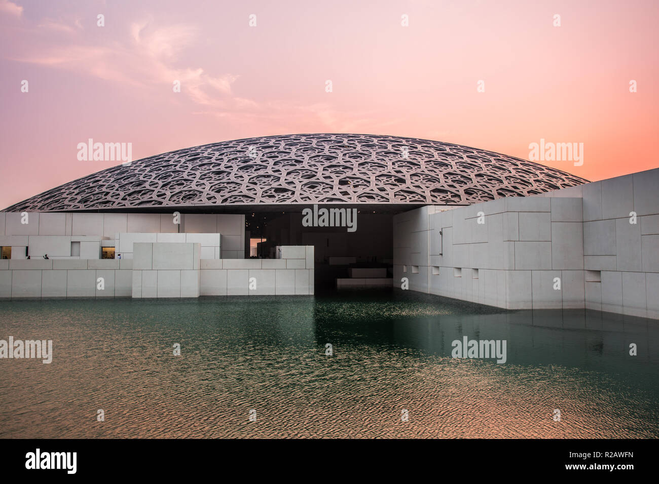 Abu Dhabi, Émirats arabes unis, le 7 octobre, 2018 : Musée du Louvre Abu Dhabi dans la lumière du soir.. Banque D'Images