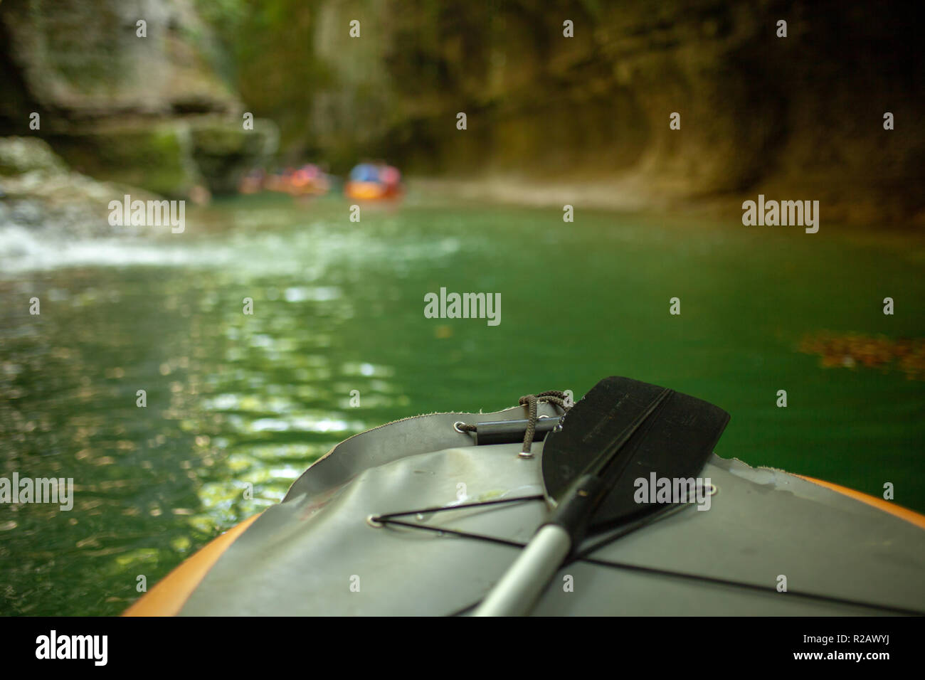 Le kayak sur la rivière. groupe de personnes dans un bateau naviguant le long de la rivière. Les rameurs à la rame dans un canot. Rafting sur un kayak. Lieu de loisirs Banque D'Images