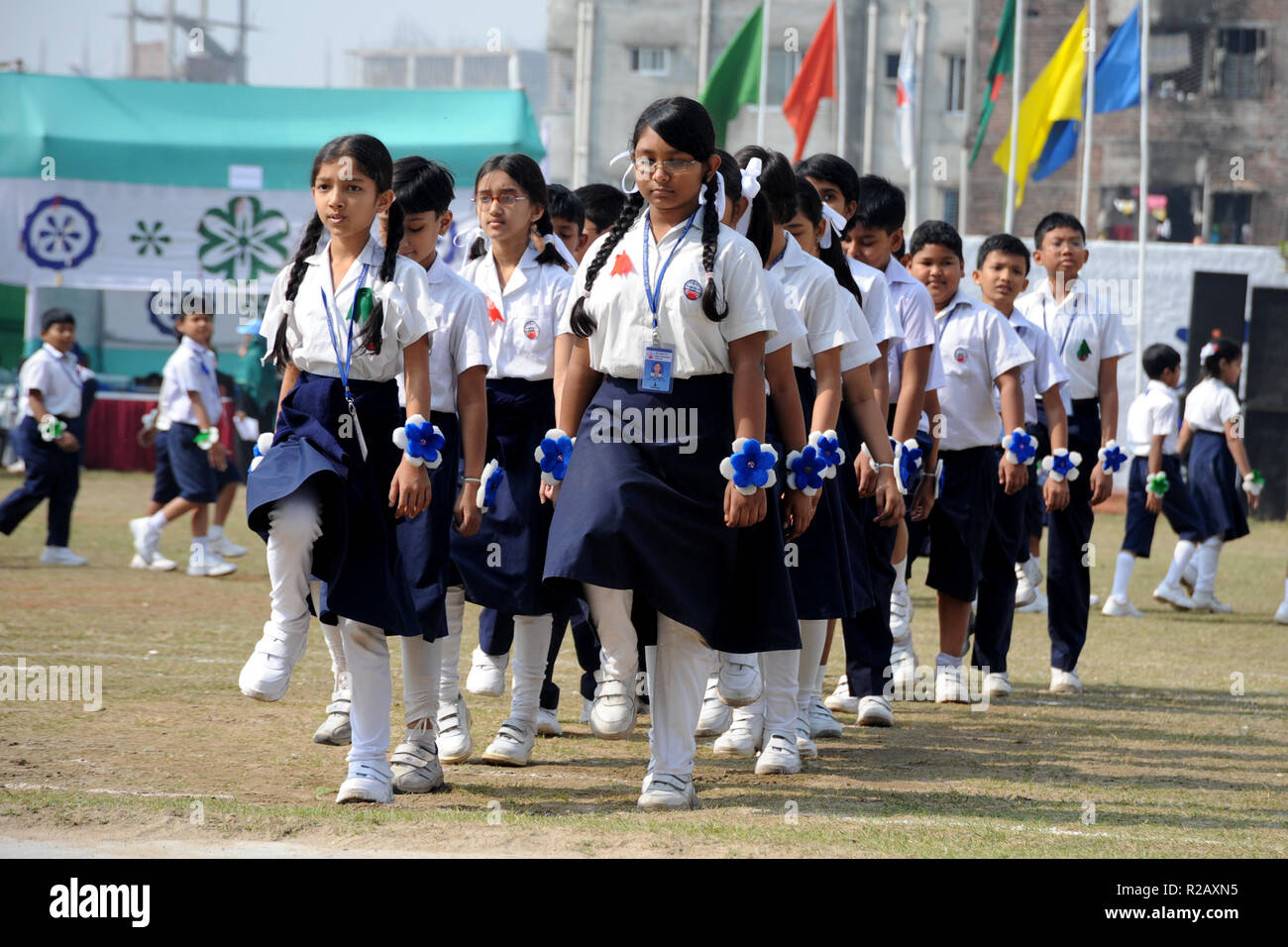 Dhaka, Bangladesh - 11 janvier 2010 : les pratiques de l'étudiant bangladais de l'exercice physique à l'école de Dhaka, Bangladesh. Chaque jour, les étudiants ont à Banque D'Images