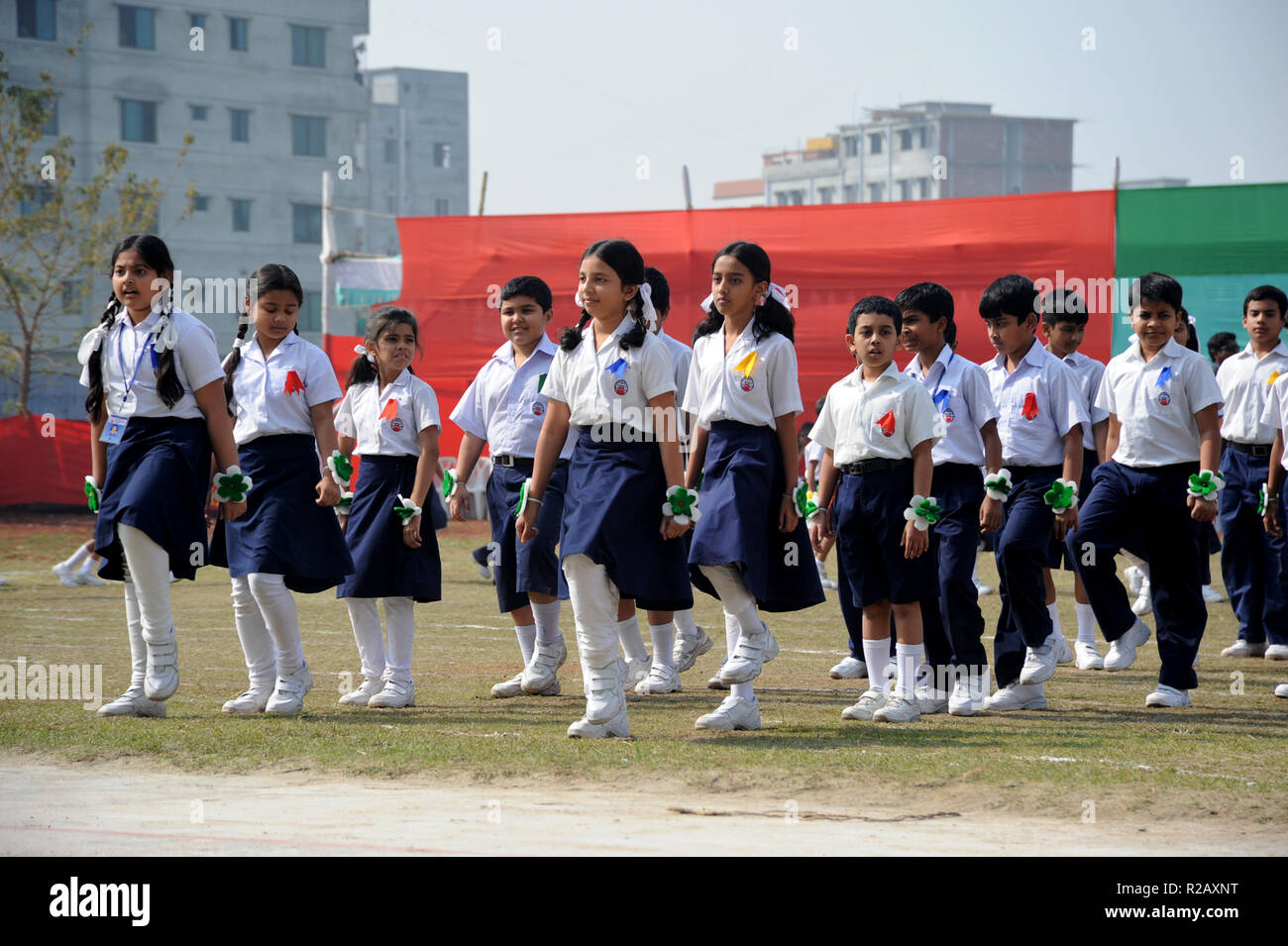 Dhaka, Bangladesh - 11 janvier 2010 : les pratiques de l'étudiant bangladais de l'exercice physique à l'école de Dhaka, Bangladesh. Chaque jour, les étudiants ont à Banque D'Images