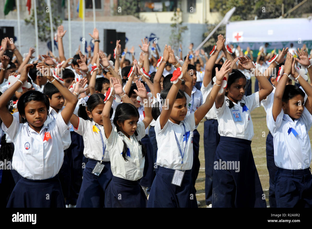 Dhaka, Bangladesh - 11 janvier 2010 : les pratiques de l'étudiant bangladais de l'exercice physique à l'école de Dhaka, Bangladesh. Chaque jour, les étudiants ont à Banque D'Images