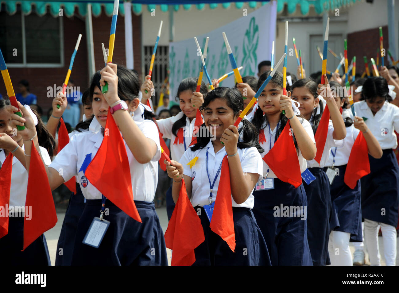 Dhaka, Bangladesh - 11 janvier 2010 : les pratiques de l'étudiant bangladais de l'exercice physique à l'école de Dhaka, Bangladesh. Chaque jour, les étudiants ont à Banque D'Images