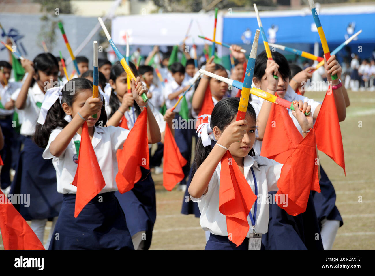 Dhaka, Bangladesh - 11 janvier 2010 : les pratiques de l'étudiant bangladais de l'exercice physique à l'école de Dhaka, Bangladesh. Chaque jour, les étudiants ont à Banque D'Images