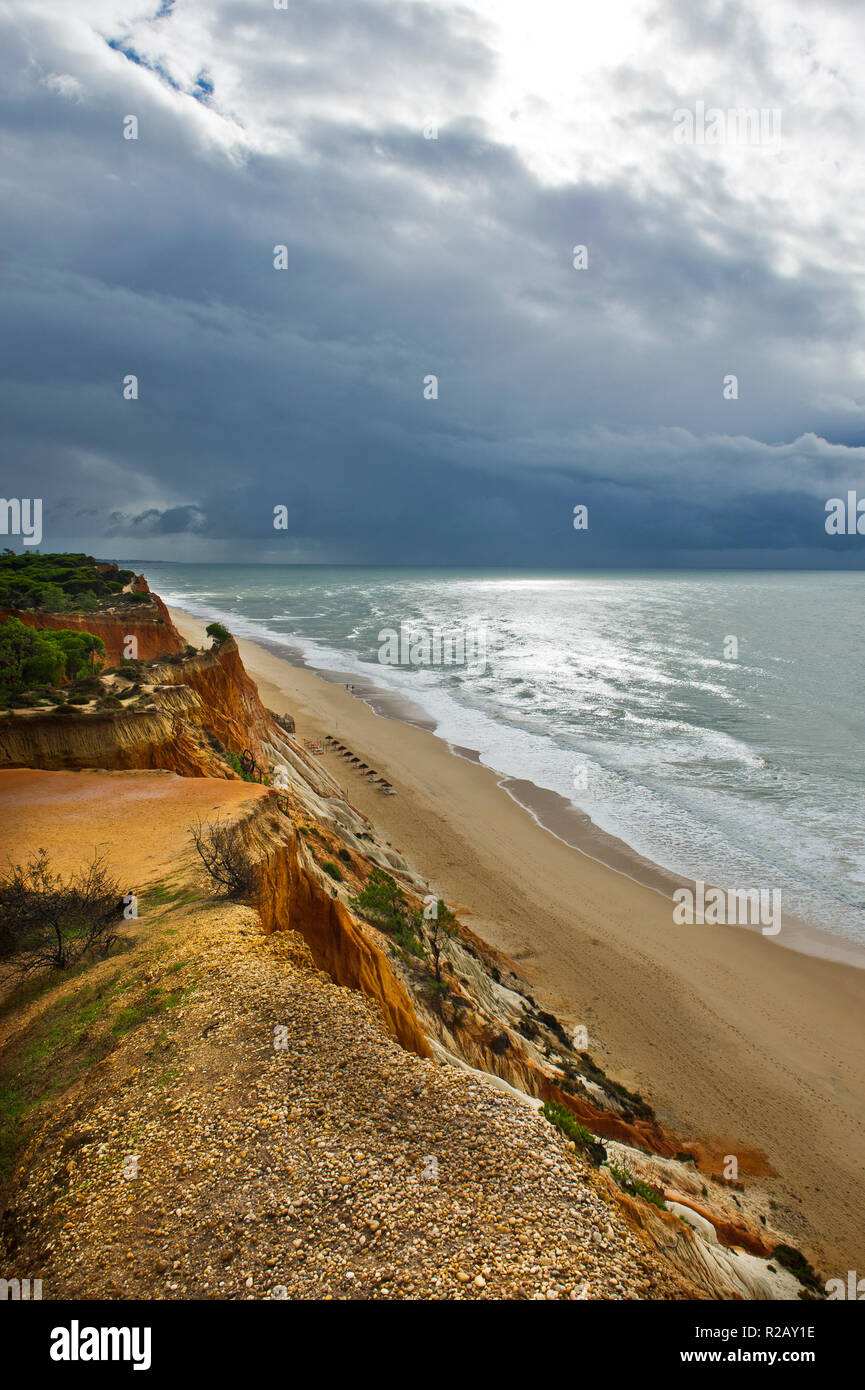 Plage et formations rocheuses inhabituelles, Praia da Falesia, plage de Falesia, Algarve, Portugal Banque D'Images