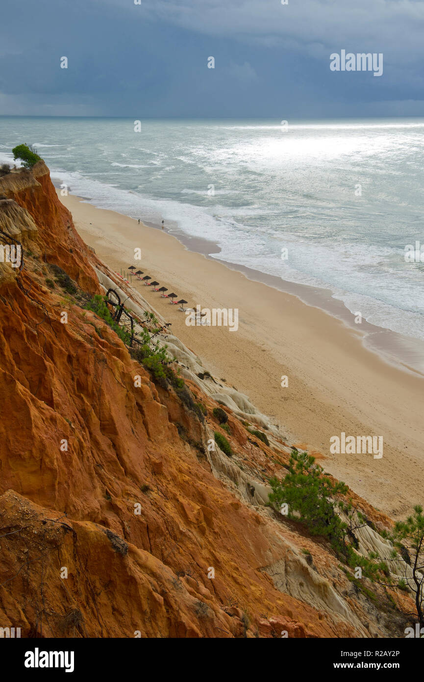 Plage et formations rocheuses inhabituelles, Praia da Falesia, plage de Falesia, Algarve, Portugal Banque D'Images
