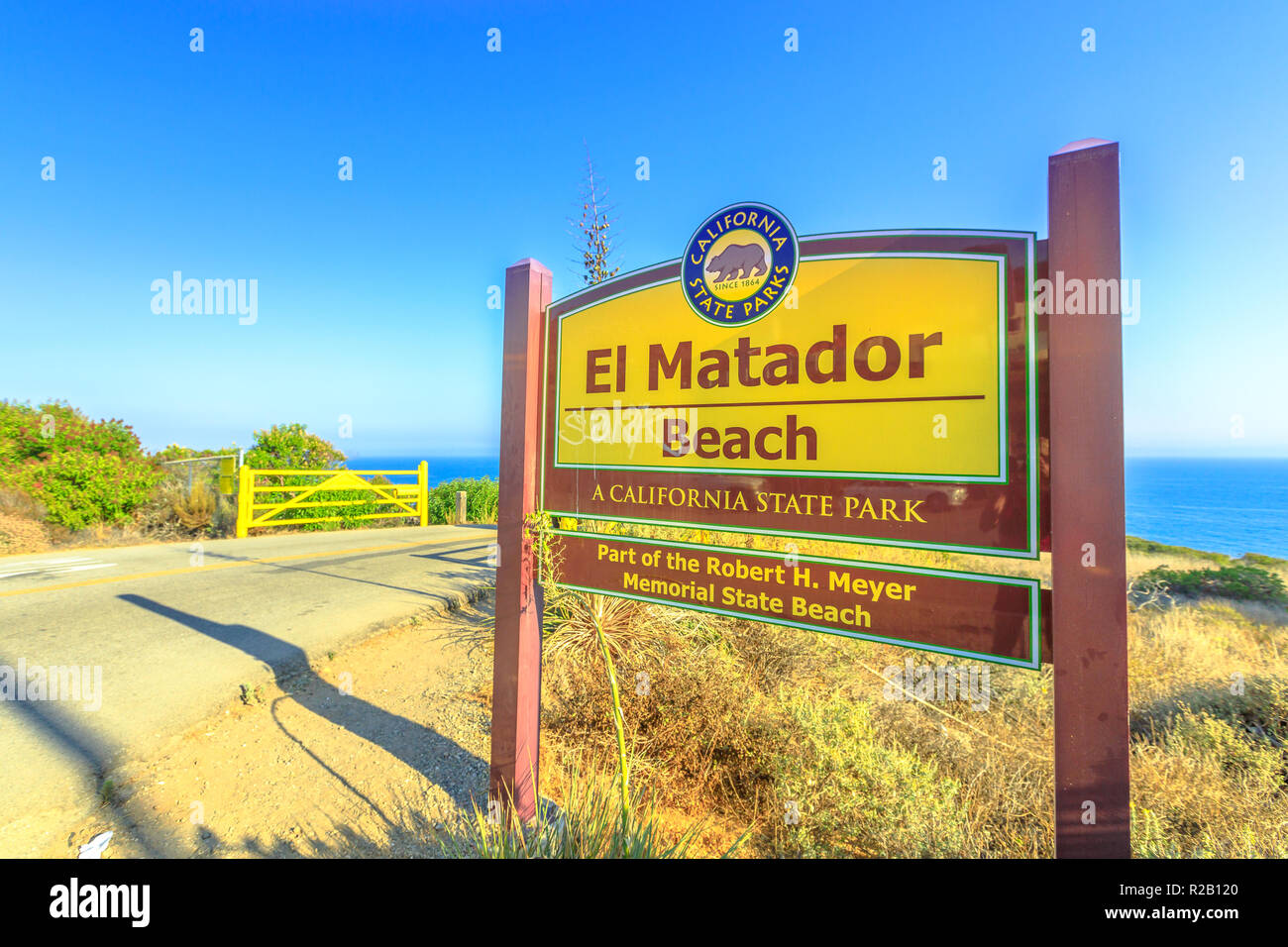 Malibu, California, United States - 7 août 2018 : El Matador Beach une plage populaire Panneau d'entrée dans les parcs d'État de Californie sur le Pacifique. El Matador est le plus photographié de Malibu Beach. Copy space Banque D'Images