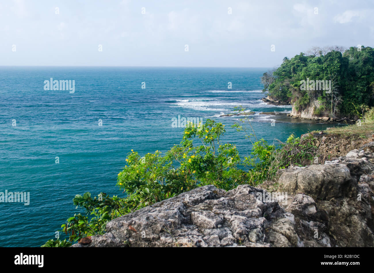 Les eaux turquoises de la mer des Caraïbes comme vu du Fort San Lorenzo à Colon Banque D'Images