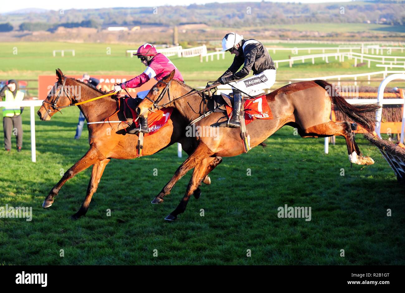 Cuneo et Rachael Blackmore (far side) le dernier saut pour gagner la Connolly Red Mills obstacle médian d'Enchères de reléguer et Ruby Walsh (près de côté) au cours du deuxième jour de la fête d'hiver à l'Hippodrome de Punchestown, comté de Kildare. Banque D'Images