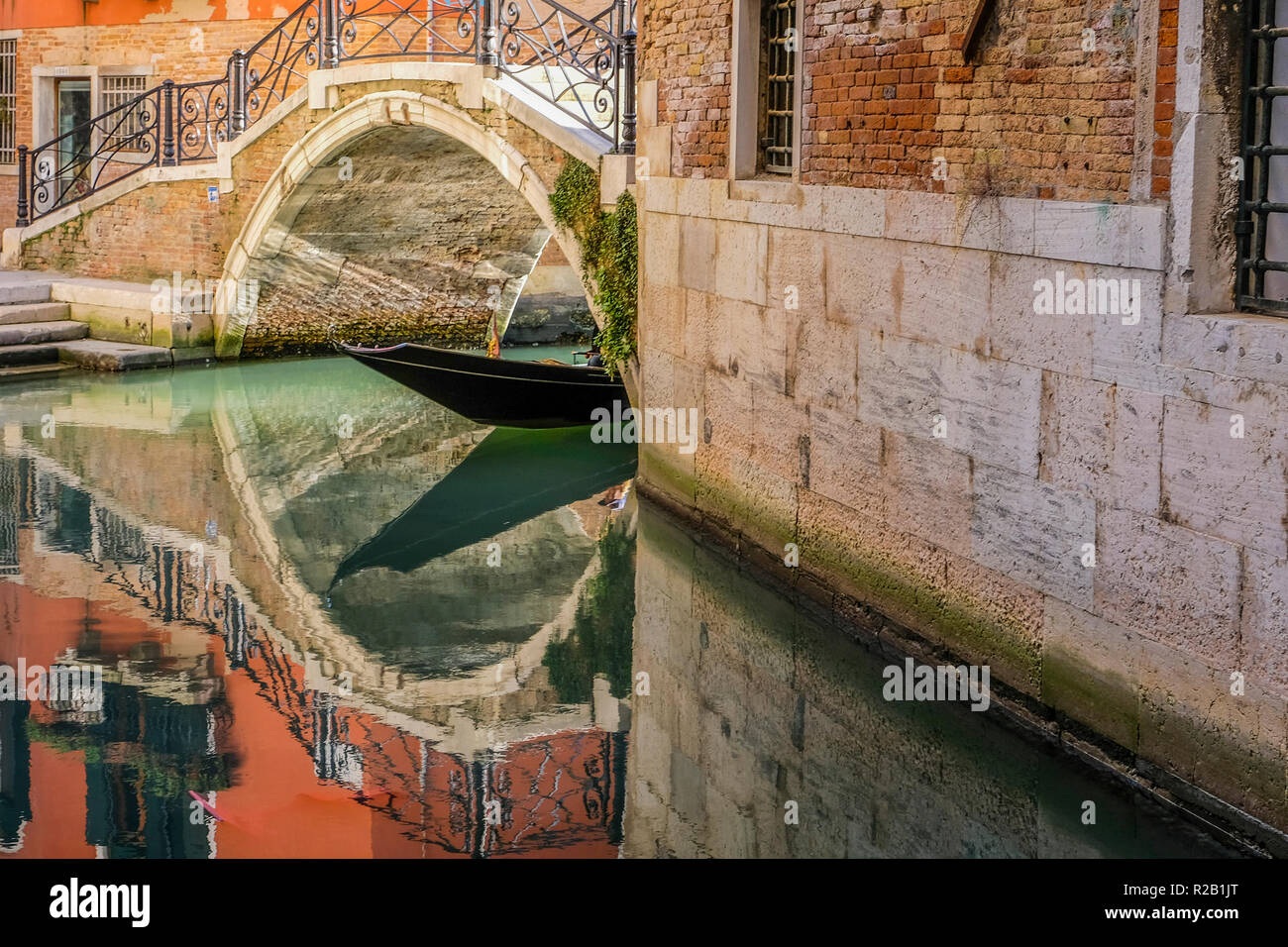 Reflète dans l'eau sur un après-midi ensoleillé Banque D'Images