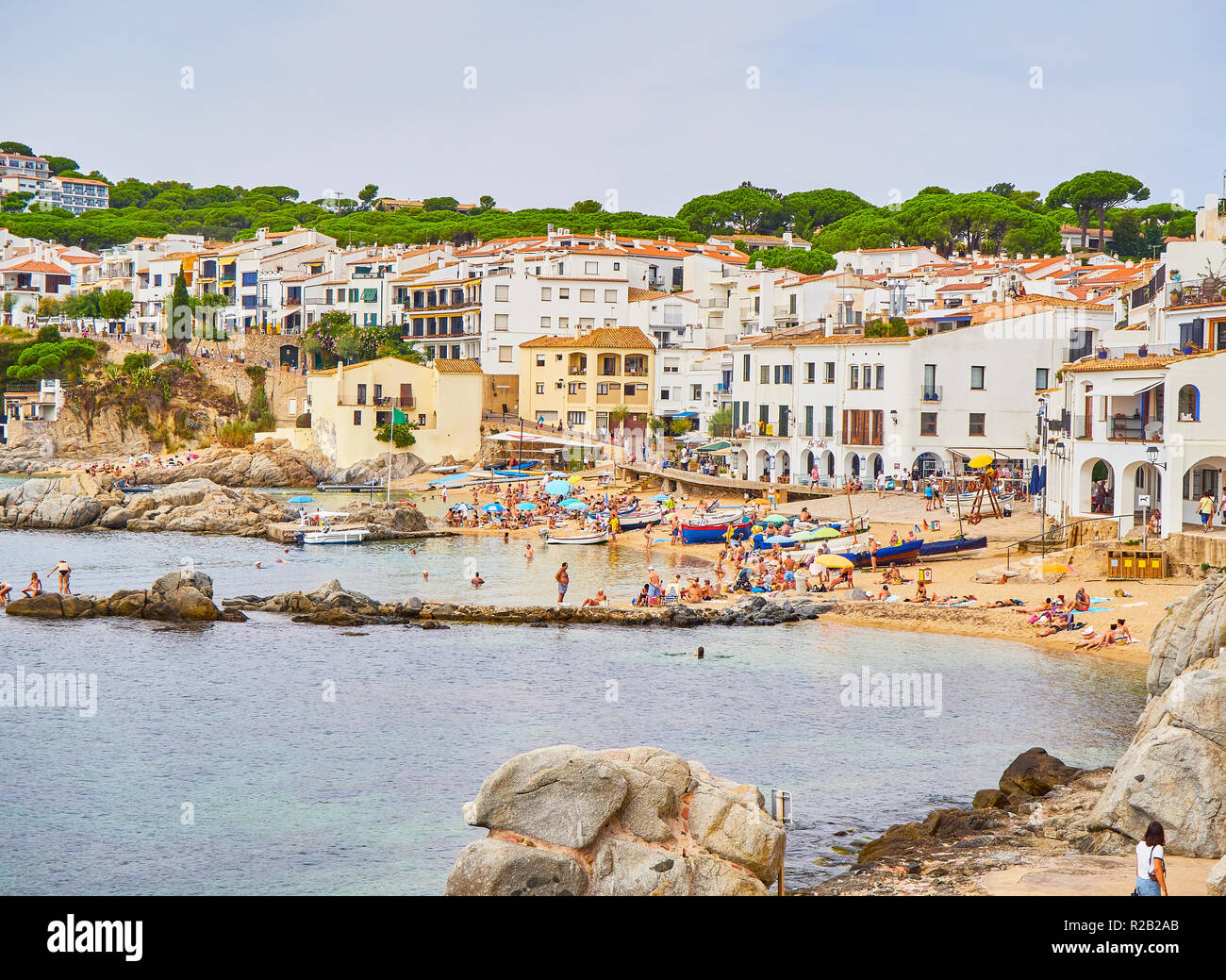 Les touristes bénéficiant d'un bain de soleil à Platja de les barques et Platja d'En Calau, deux plages de Calella de Palafrugell, Girona, Costa Brava, Espagne. Banque D'Images