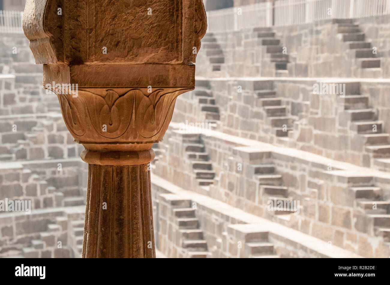 Colonne d'un pavillon qui donne sur l'escalier de Chand Baori Abhaneri au Rajasthan Banque D'Images