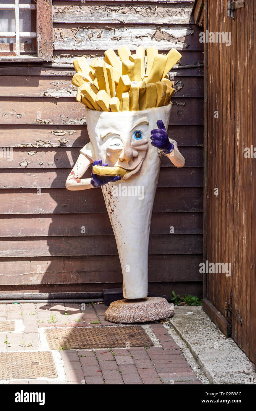 Milan , Italie 17 Juillet 2018 : une statue qui représente la publicité d'un frites shop . Les mascottes sont frites accompagnement favori et ils sur paire de hamburgers Banque D'Images