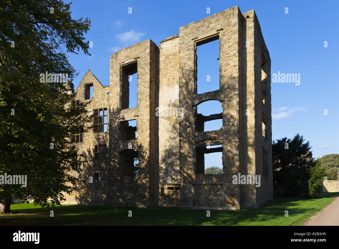 Hardwick Hall,Ancien manoir du 16ème siècle ruines dans les motifs d'Hardwick Hall Banque D'Images