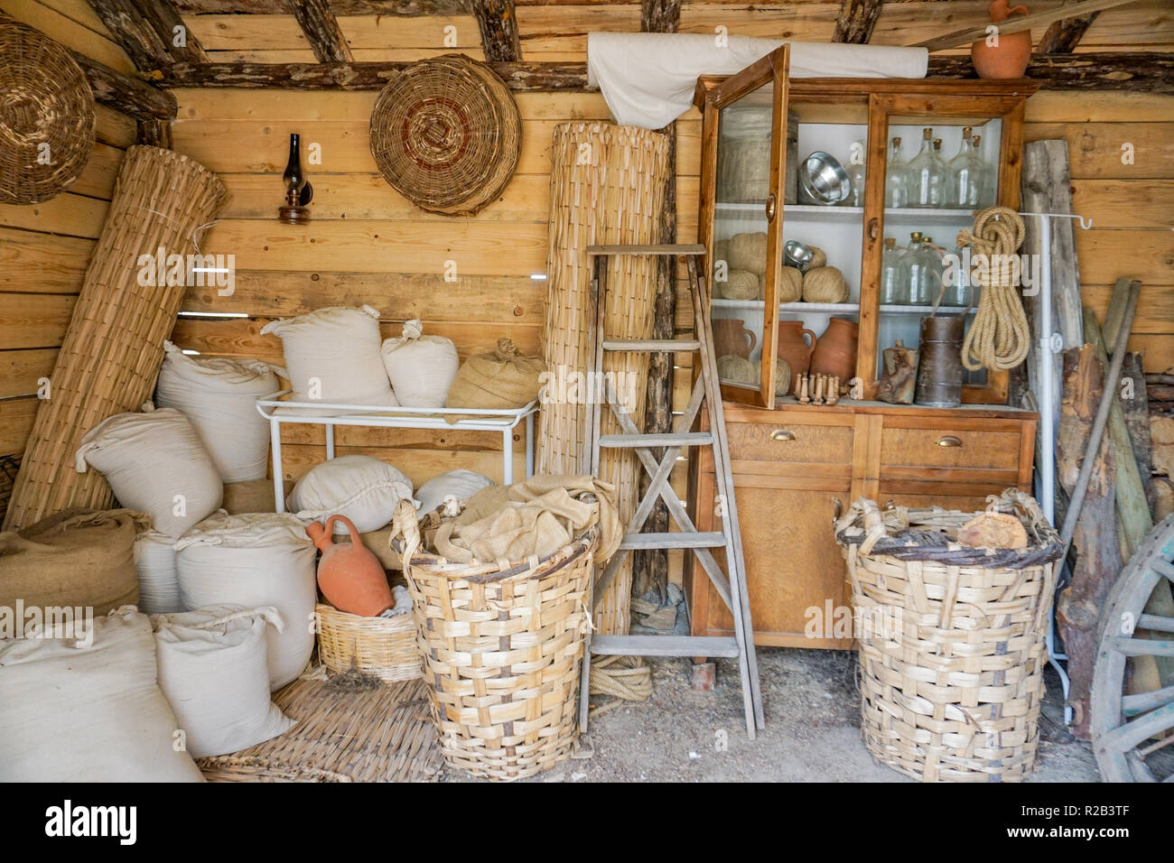 La Première Guerre mondiale 1 fois bunker entrepôt plein de nourriture et d'équipement Banque D'Images