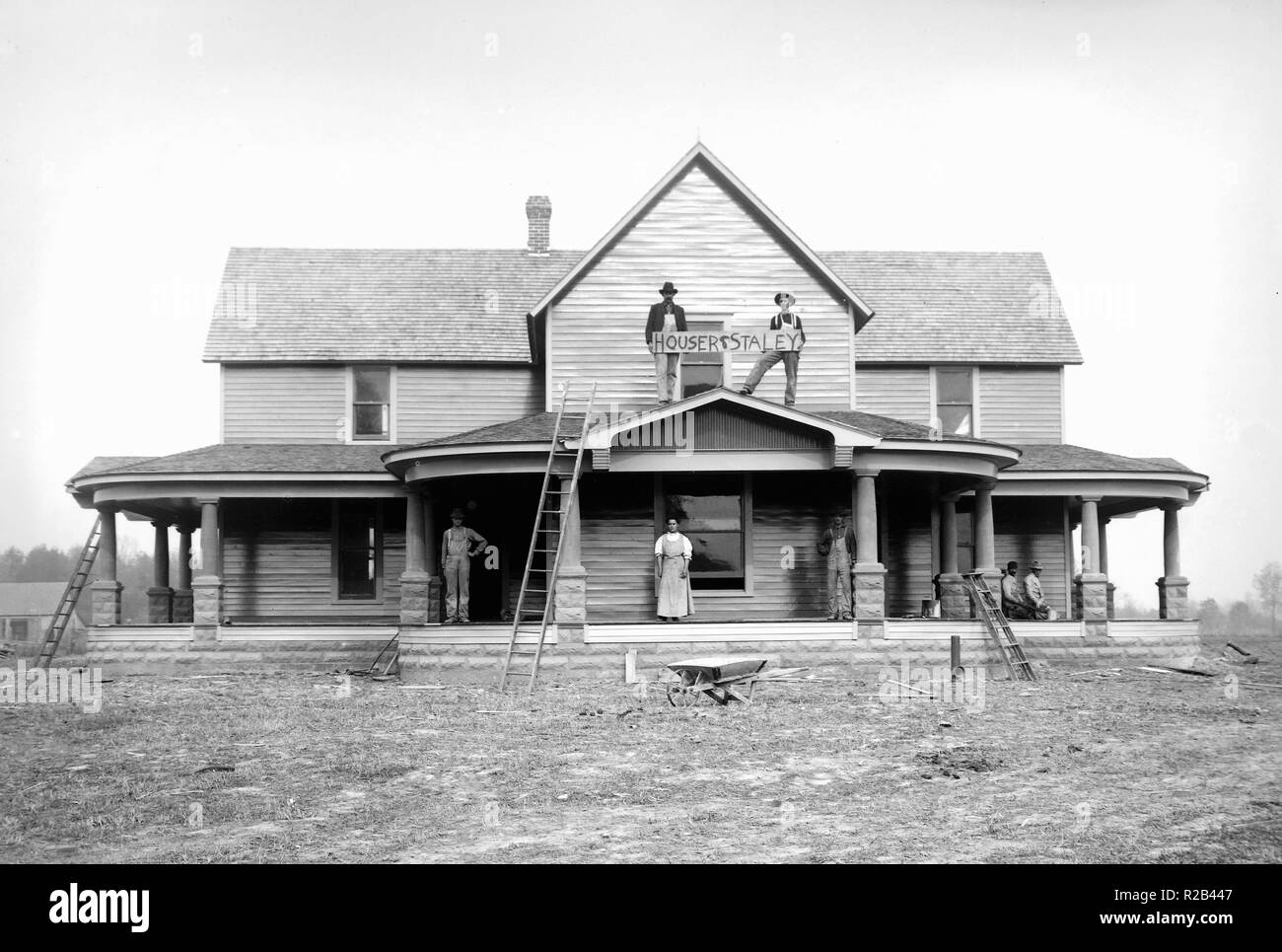 Les constructeurs et les propriétaires de montrer leur nouvelle maison, ca. 1910. Banque D'Images