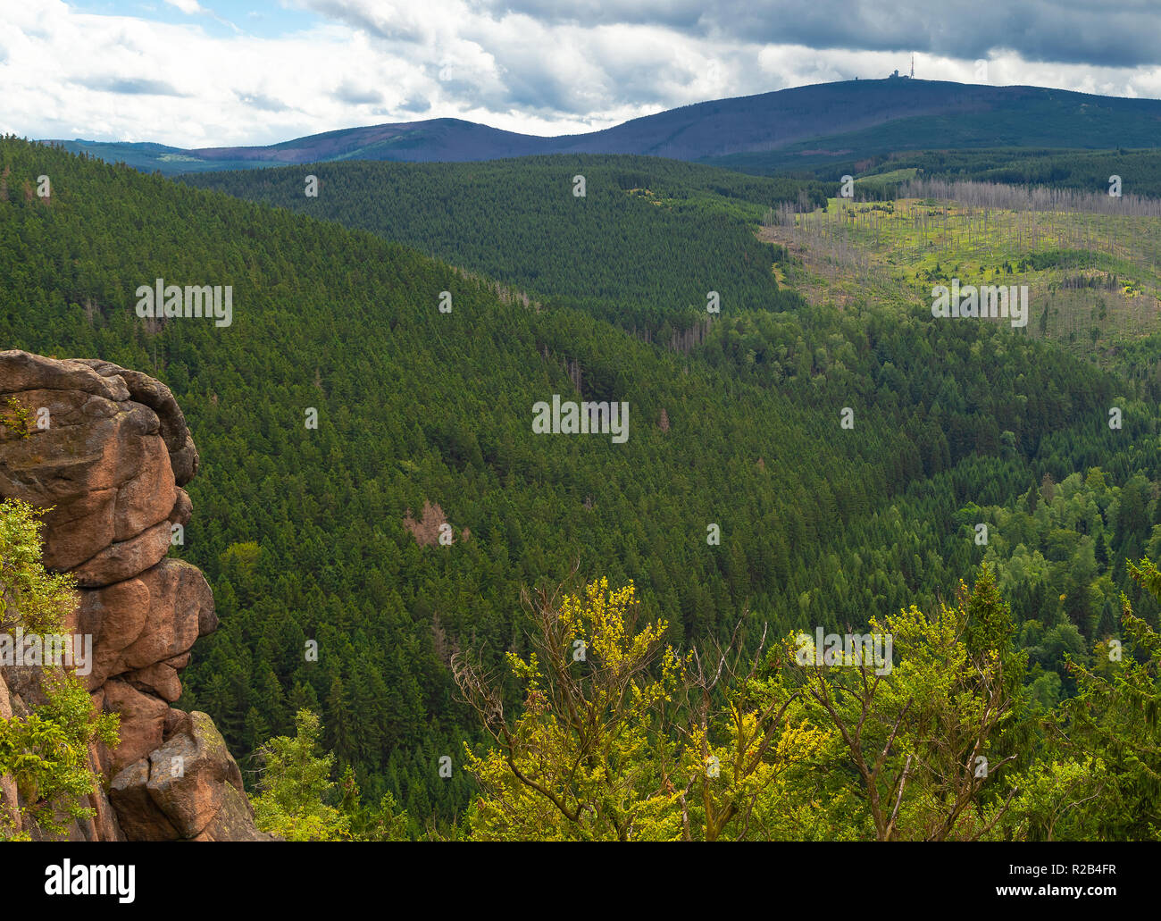 Rocher et offre une vue sur la montagne Brocken dans la région du Harz en Allemagne Banque D'Images