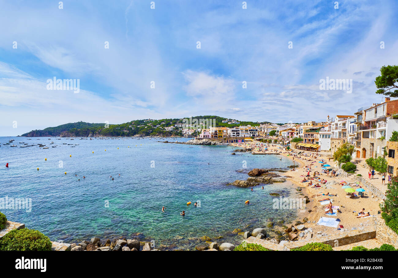 Les touristes bénéficiant d'un bain de soleil à Platja del Canadell, la grande plage de Calella de Palafrugell, Girona, Costa Brava, Catalogne, Espagne. Banque D'Images