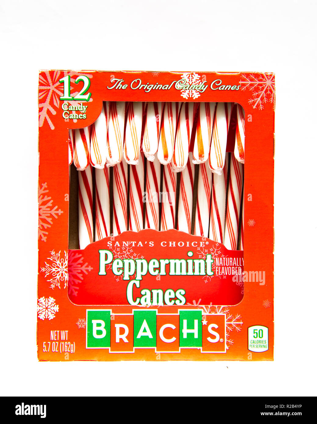 Une boîte rouge de 12 Brach's Peppermint Candy canes, un traitement traditionnel pour la saison de Noël Banque D'Images