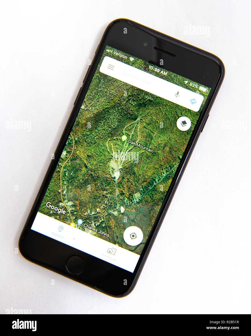 Un iPhone 7 noir avec l'écran montrant une carte satellite de Oak Mountain Ski Center près de spéculateur, NY USA dans les Adirondacks Banque D'Images