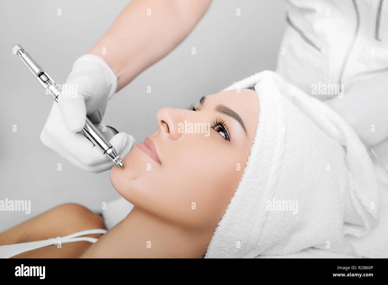 Visage anti-âge, le renouvellement de la procédure de peel peau , peeling jet Banque D'Images