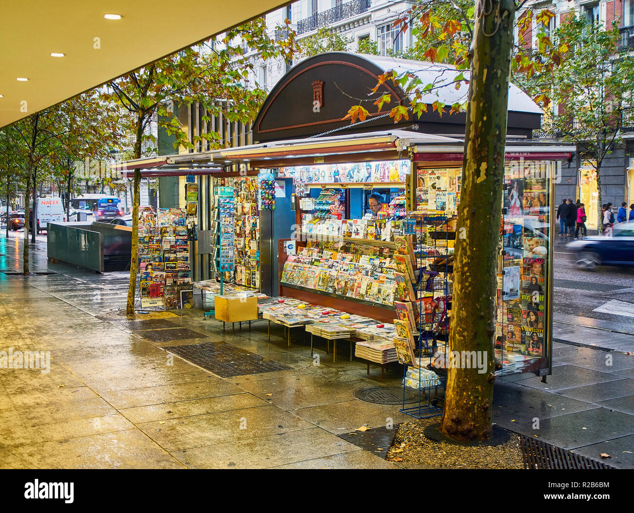Madrid, Espagne - le 16 novembre 2018. Un kiosque de style européen dans une rue de Madrid. L'Espagne. Banque D'Images