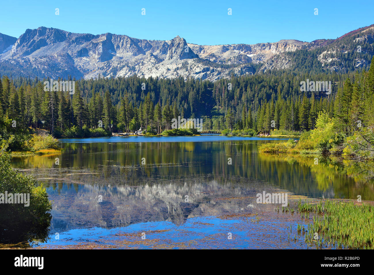 Reflet de la montagne dans la région de Twin Lakes, Mammoth Lakes, California, United States of America Banque D'Images