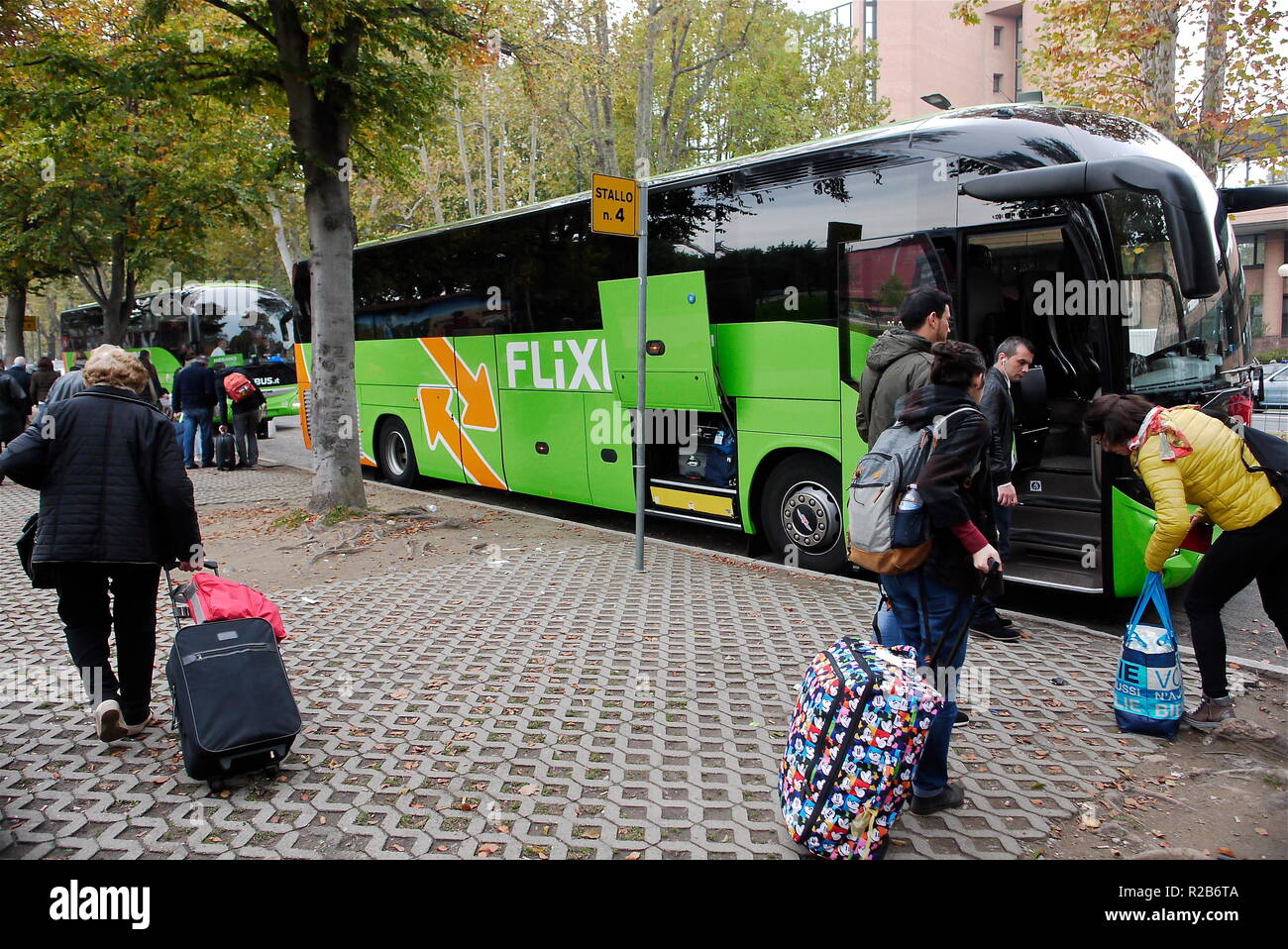 Flixbus à la gare routière, Turin, Italie Photo Stock - Alamy
