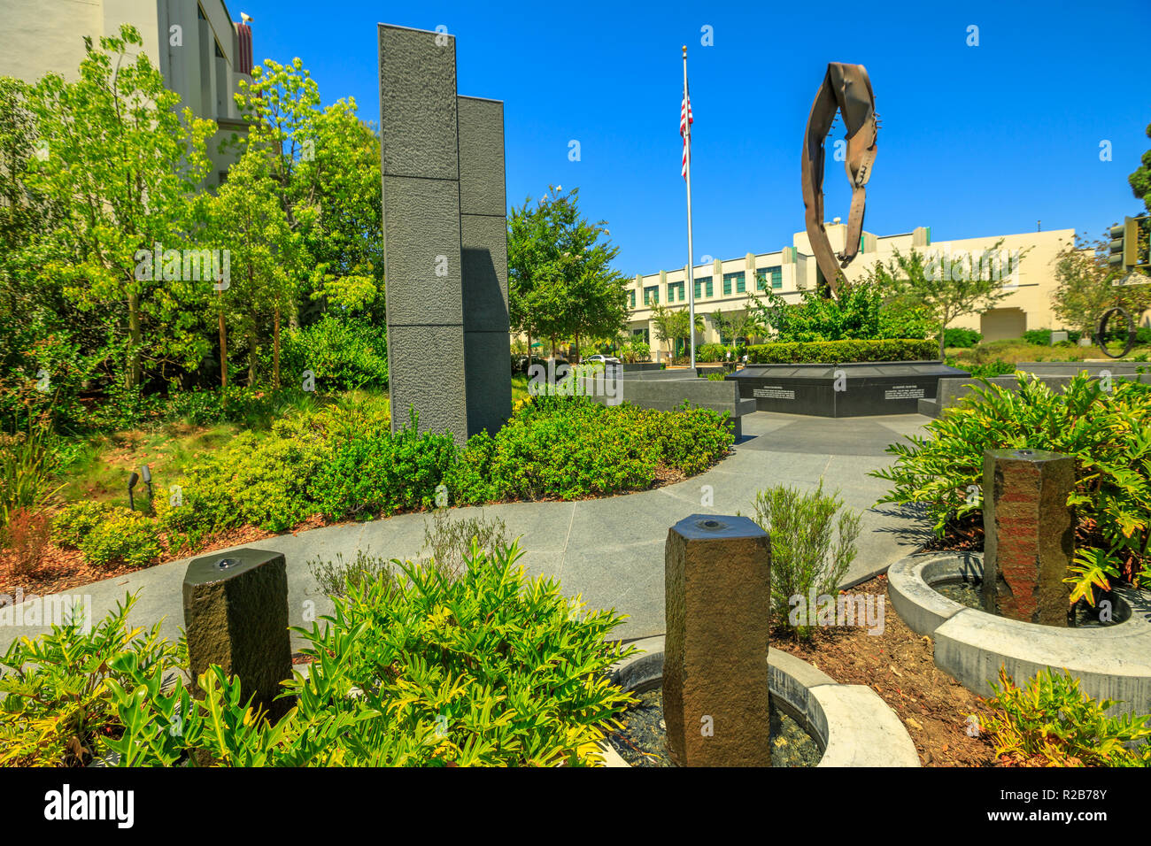 Los Angeles, California, United States - 6 août 2018 : Beverly Hills 9-11 Memorial Garden est un espace commémoratif en l'honneur du 11 septembre construit avec un débris du World Trade Center. Banque D'Images