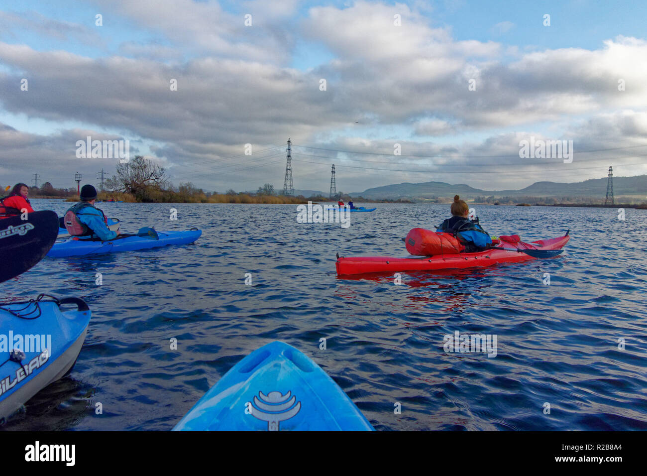 Les kayakistes sur la rivière Tay, près de Perth, Perthshire, Écosse paddle de Perth à Newburgh. Banque D'Images