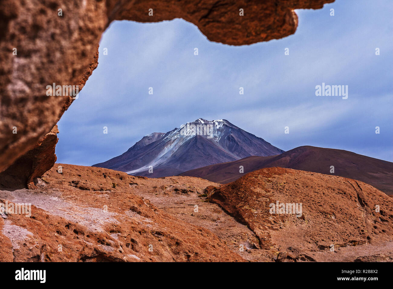 Vue sur le volcan actif Ollague, Uyuni, Bolivie, Banque D'Images