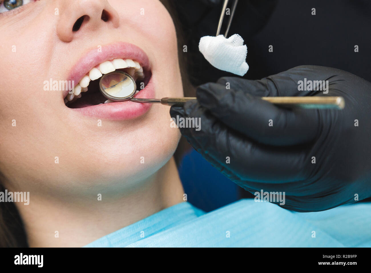 Clinique dentaire. La réception, l'examen du patient. Soins des dents. Travaux de stomatologist avec patient Banque D'Images