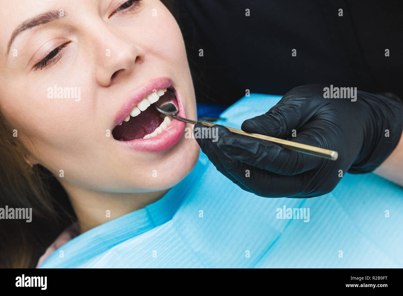 Clinique dentaire. La réception, l'examen du patient. Soins des dents. Travaux de stomatologist avec patient Banque D'Images