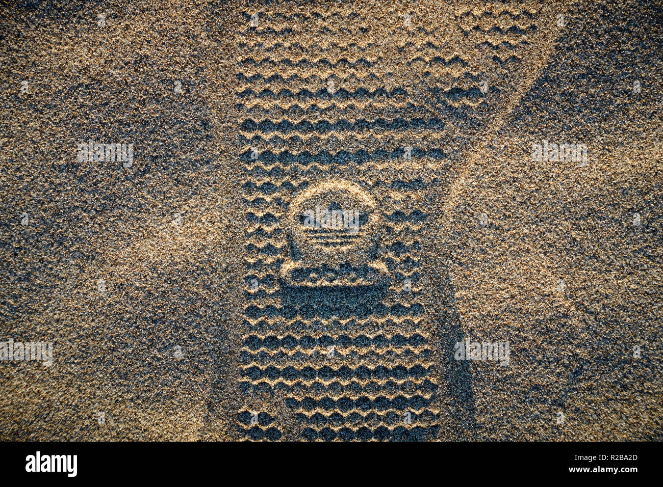 Logo de marque adidas chaussure empreinte sur le sable d'une plage Photo  Stock - Alamy