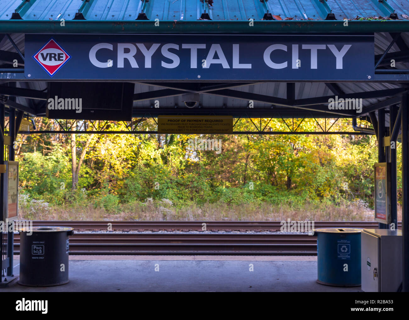 ARLINGTON, V.A. - 17 NOVEMBRE 2018 : Virginia Railway Express station de trains de banlieue dans la région de Crystal City Banque D'Images