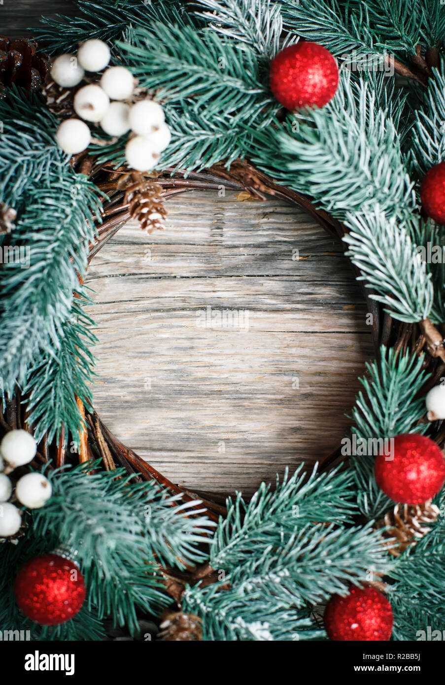 Joyeux Noël et bonne année. Guirlande de décoration de Noël sur fond de bois. Arrière-plan avec copie espace. La verticale. Focus sélectif. Banque D'Images