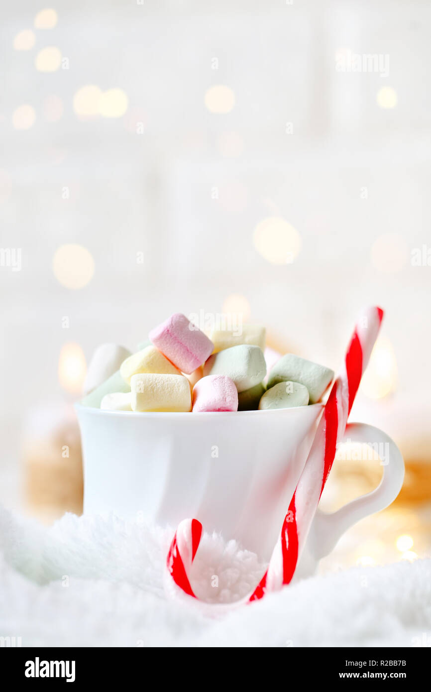 Joyeux Noël et bonne année. Tasse de cacao et des guimauves sur un fond clair. Focus sélectif. Noël arrière-plan. Banque D'Images